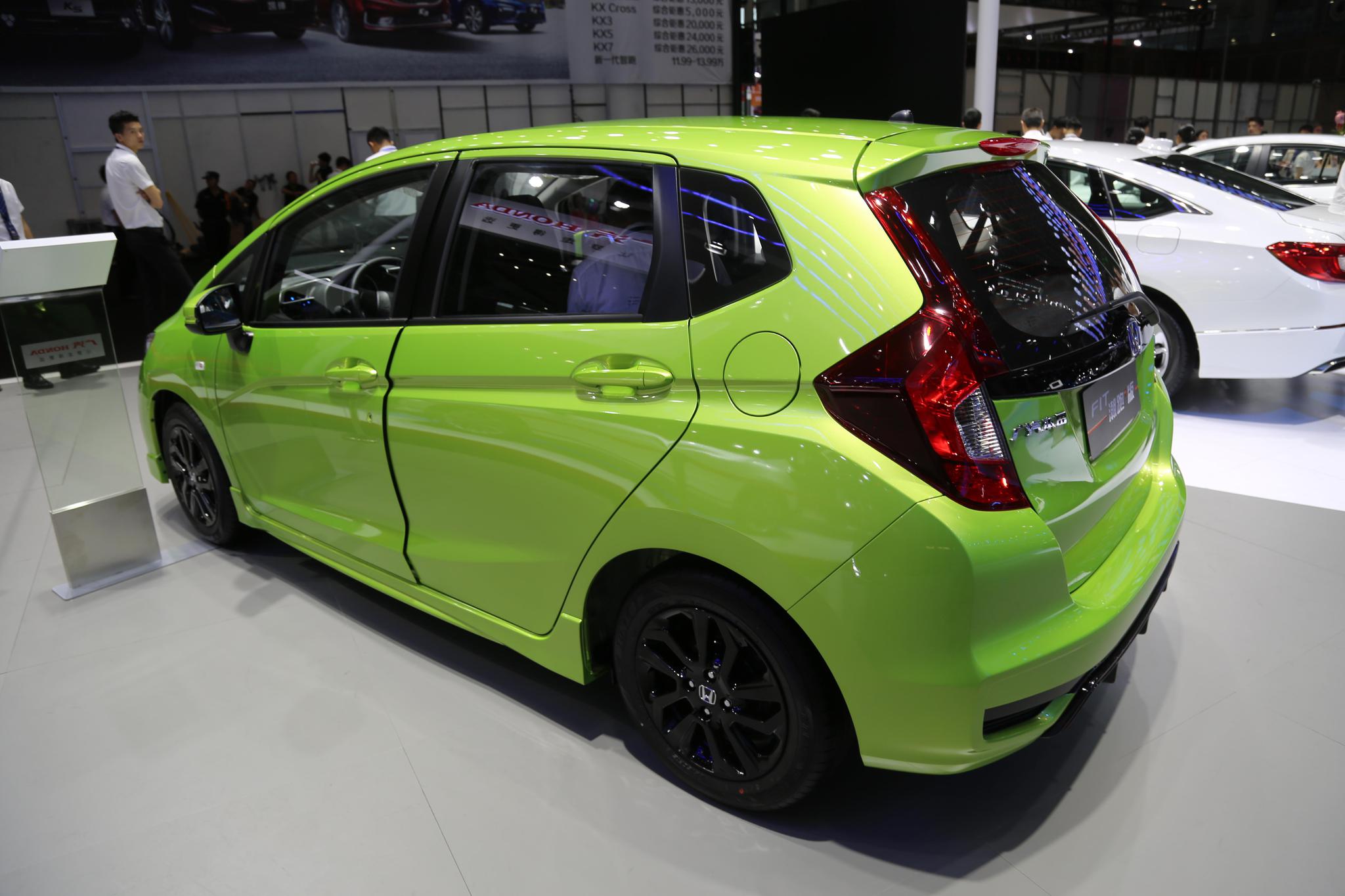 无颜值不青春广汽本田飞度潮跑版10万级别个性小车实拍