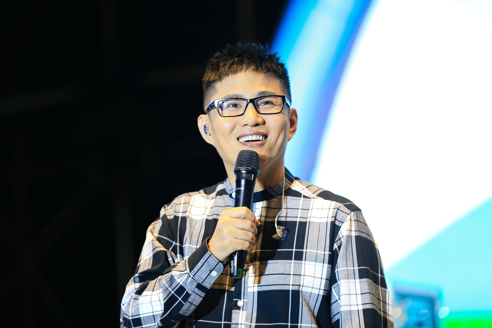 著名歌手石头唱响仙女山 引2万歌迷围观