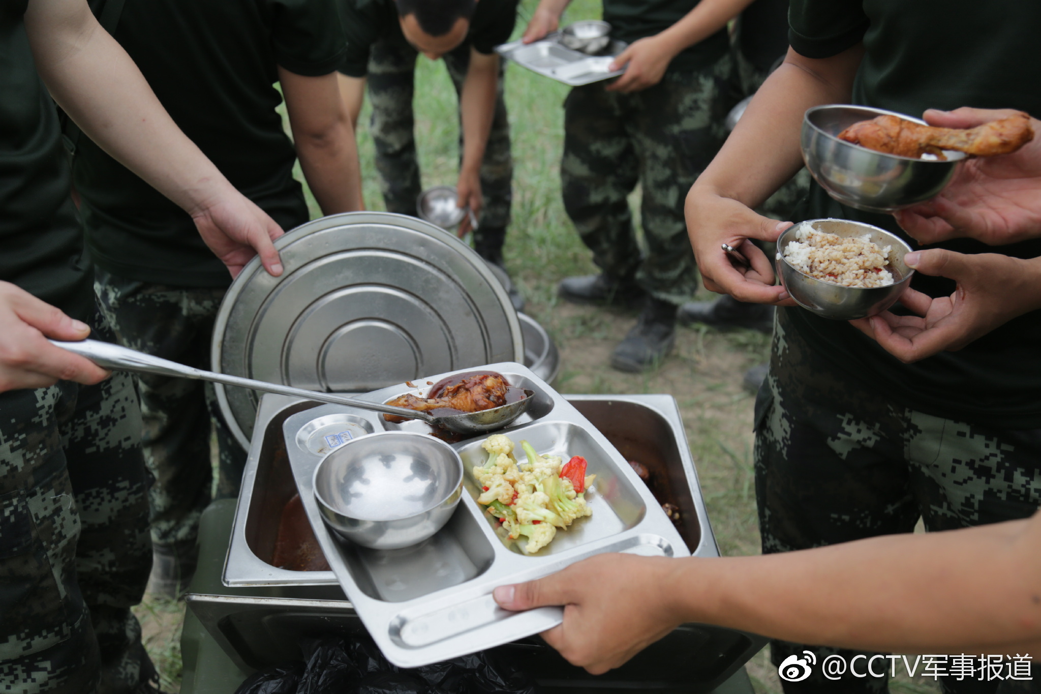 这个部队的野炊野味儿十足