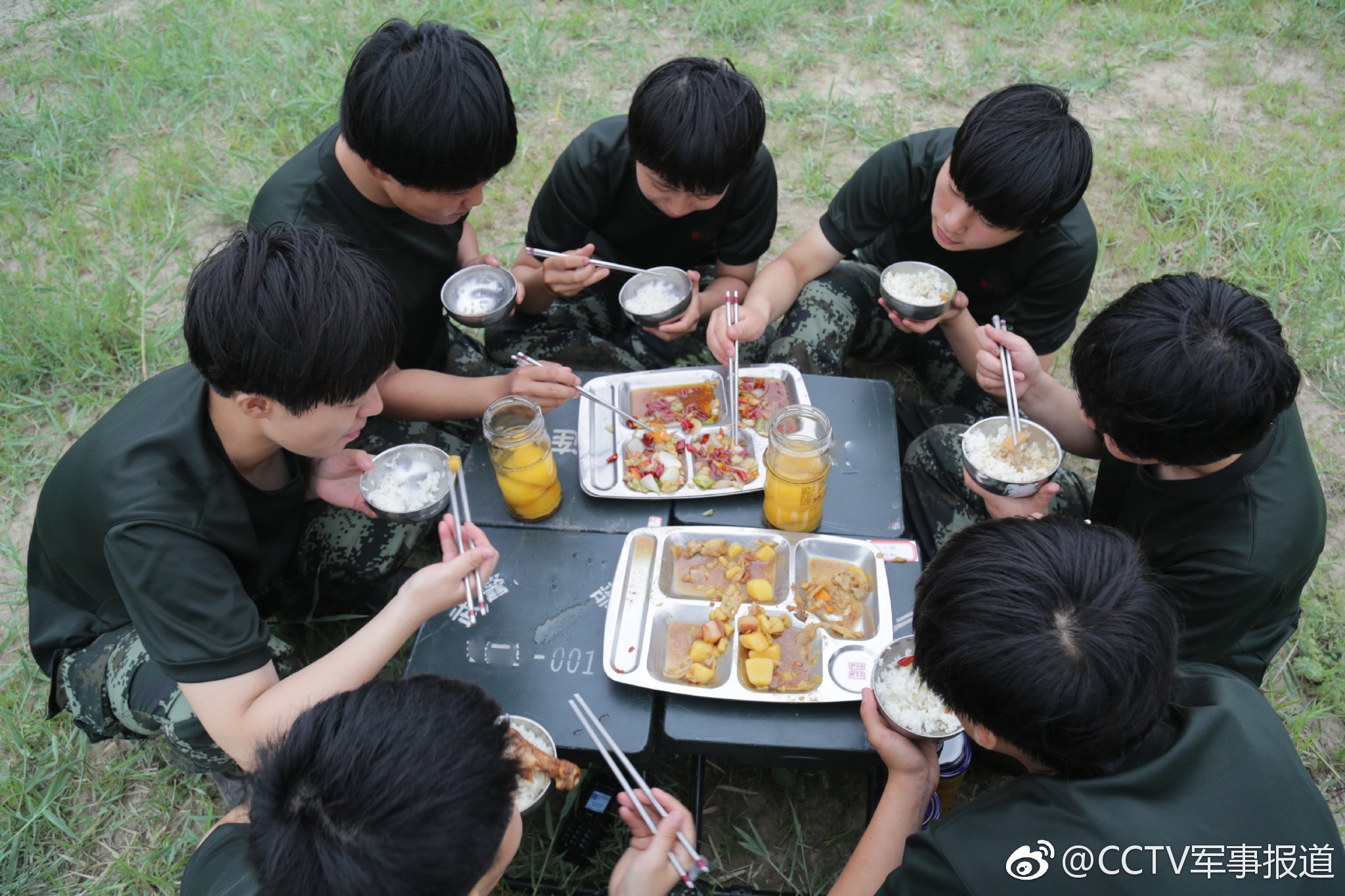 这个部队的野炊"野味儿"十足