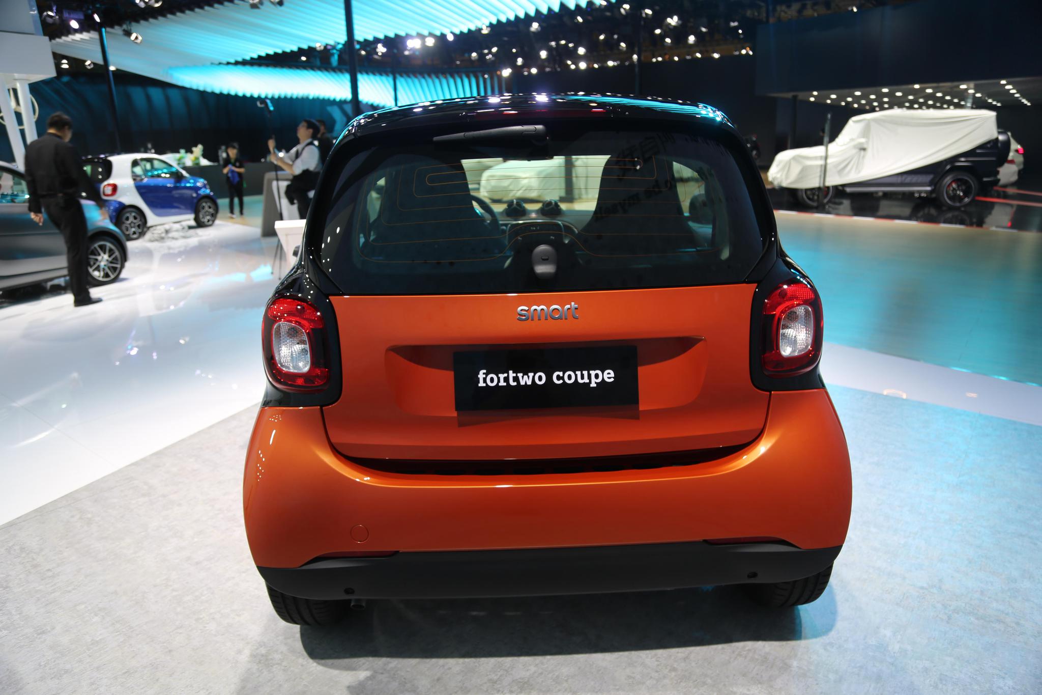 实拍奔驰smartfortwocoupe硬顶版热情橙色系都市小精灵