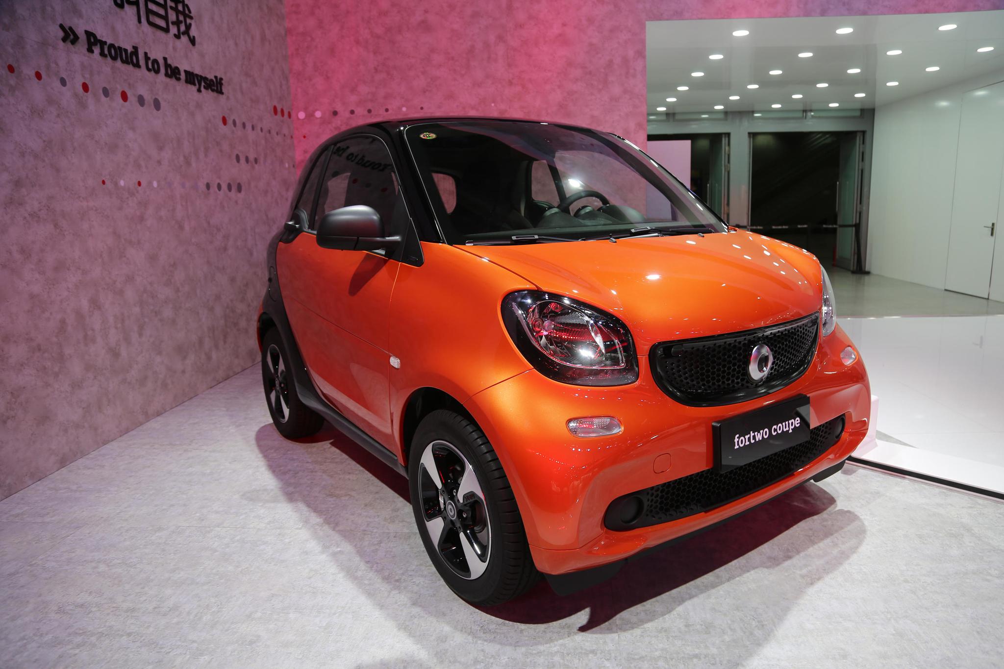 实拍奔驰smartfortwocoupe硬顶版热情橙色系都市小精灵