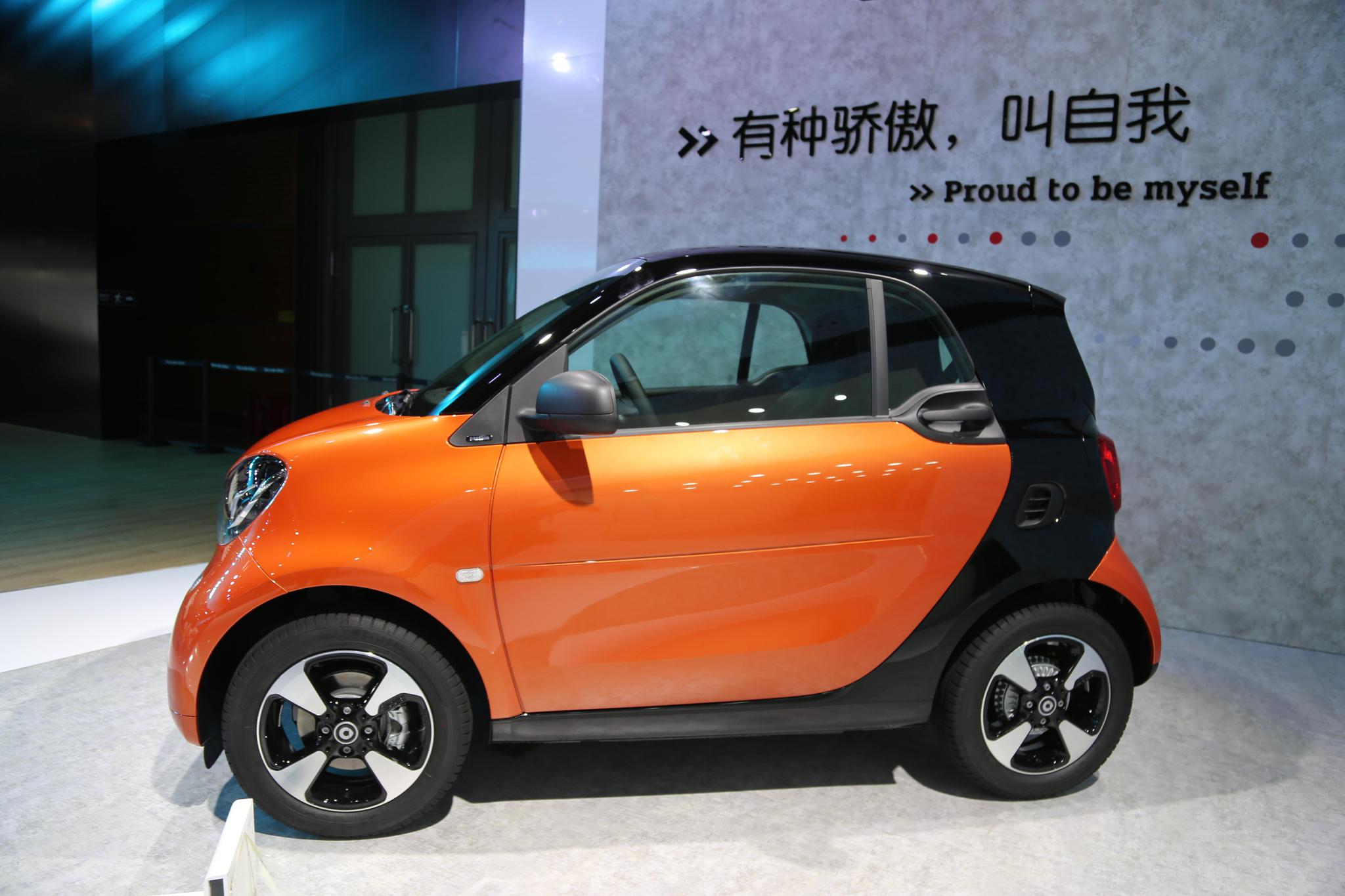 实拍奔驰smartfortwocoupe硬顶版热情橙色系都市小精灵