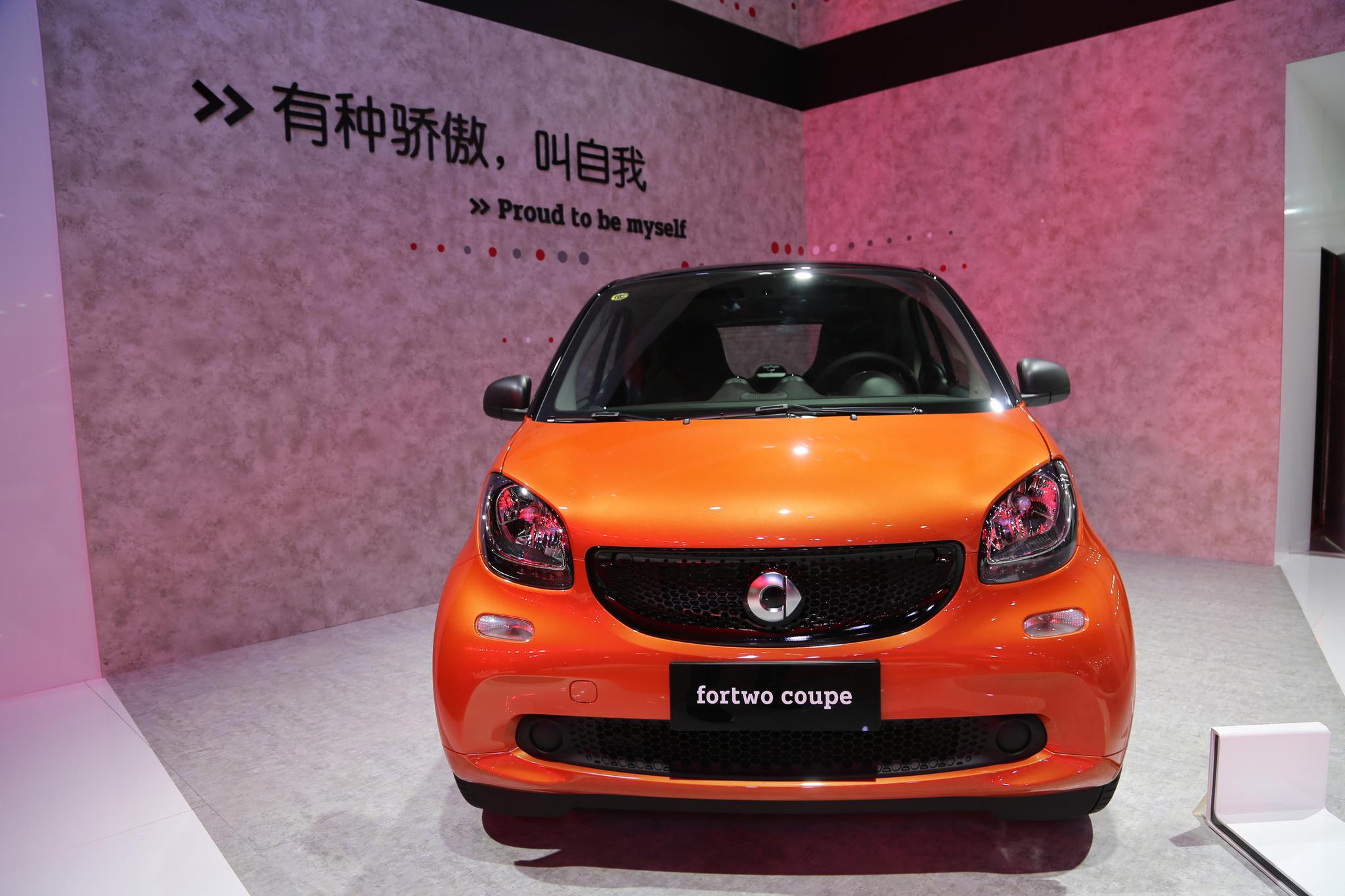 实拍奔驰smartfortwocoupe硬顶版热情橙色系都市小精灵