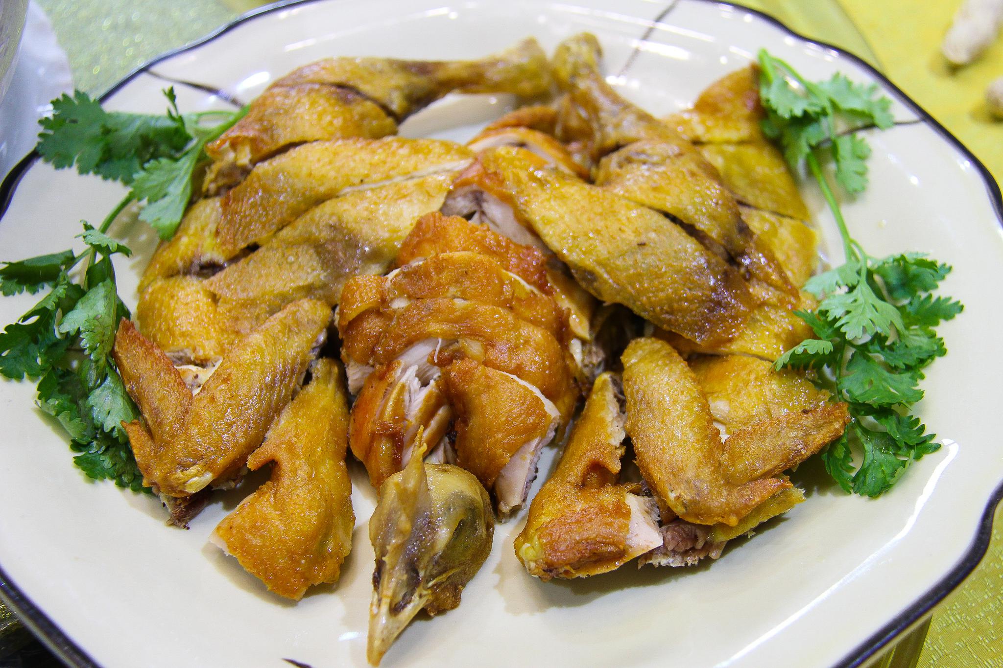 广东人爱吃鸡,有"无鸡不成宴"之说.