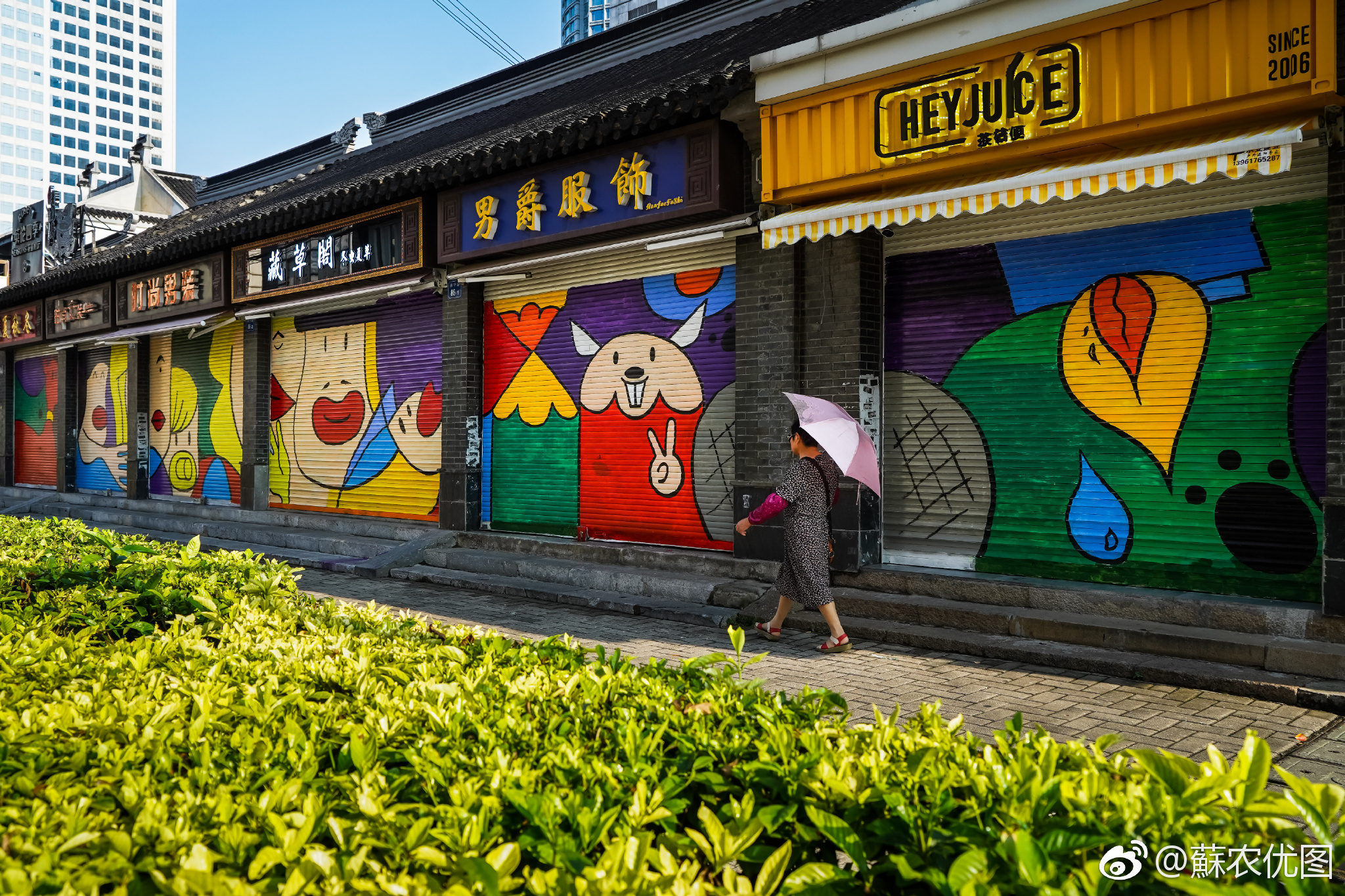 涂鸦赶走牛皮癣卷帘门变身公益宣传栏