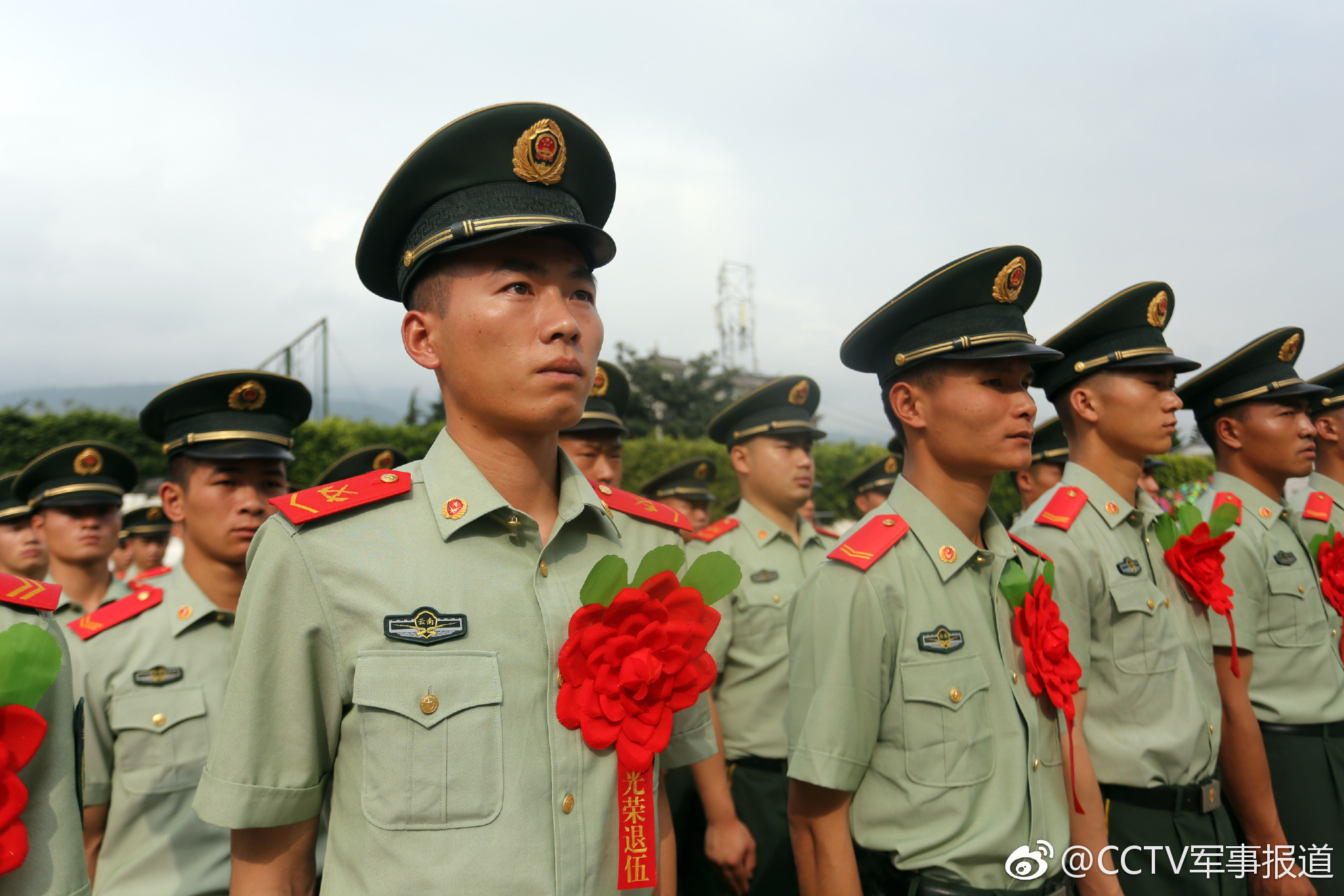 8月29日,武警大理支队机动大队严密组织退伍老兵向武警部队旗告别仪式