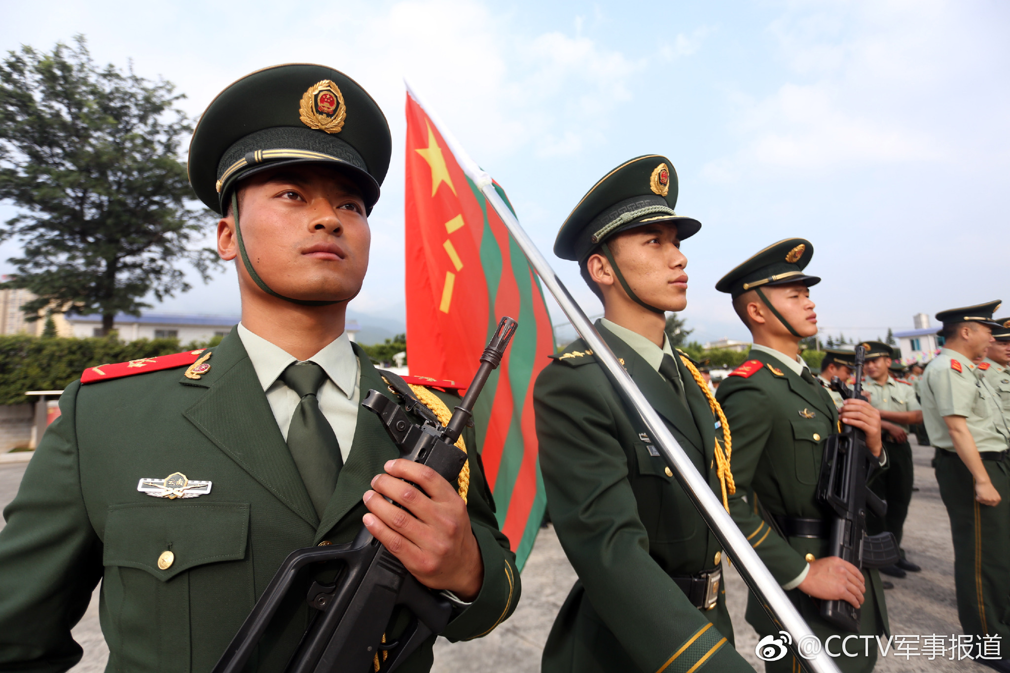 8月29日,武警大理支队机动大队严密组织退伍老兵向武警部队旗告别仪式