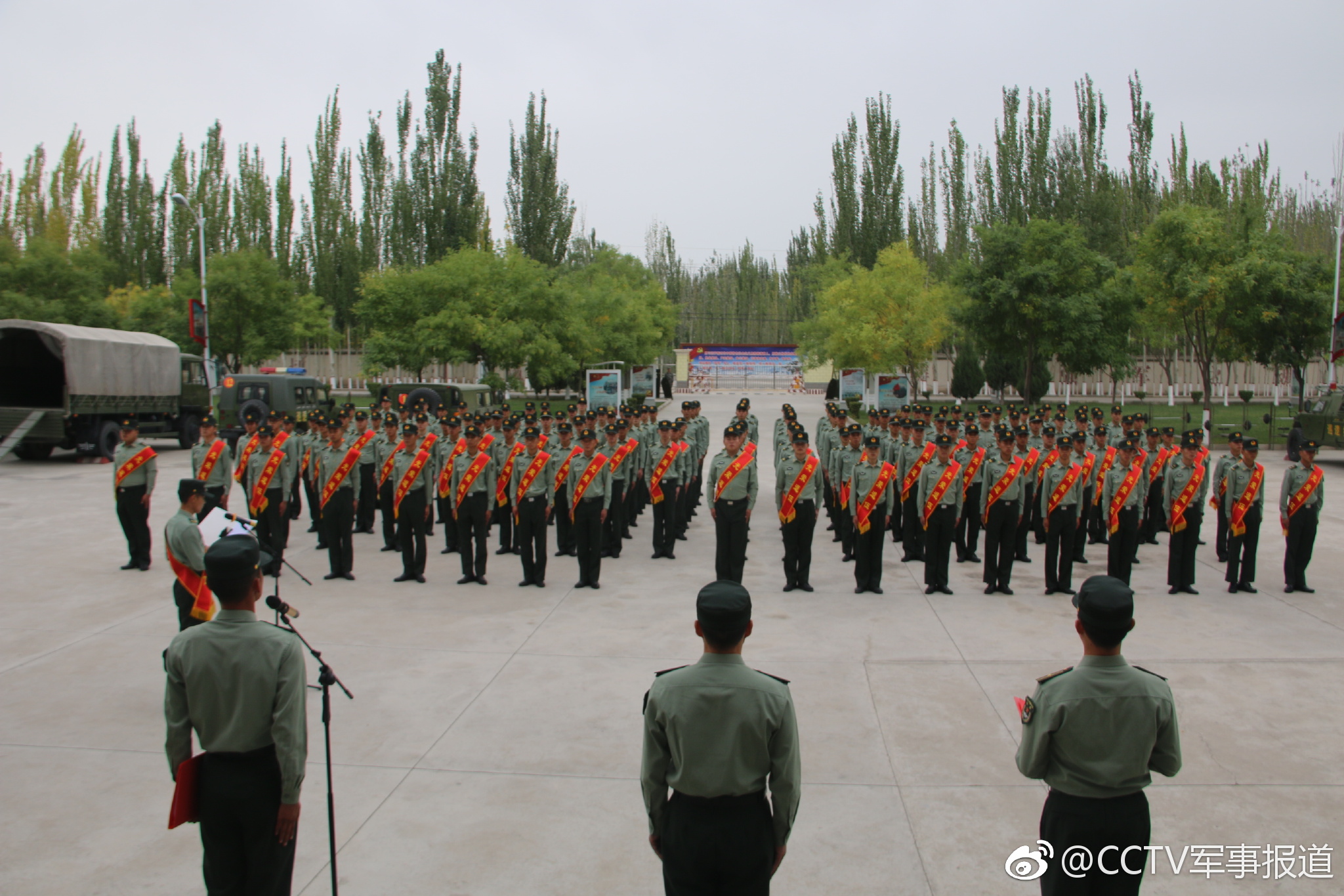 新疆阿克苏军分区某部举行退役老兵向军旗告别仪式