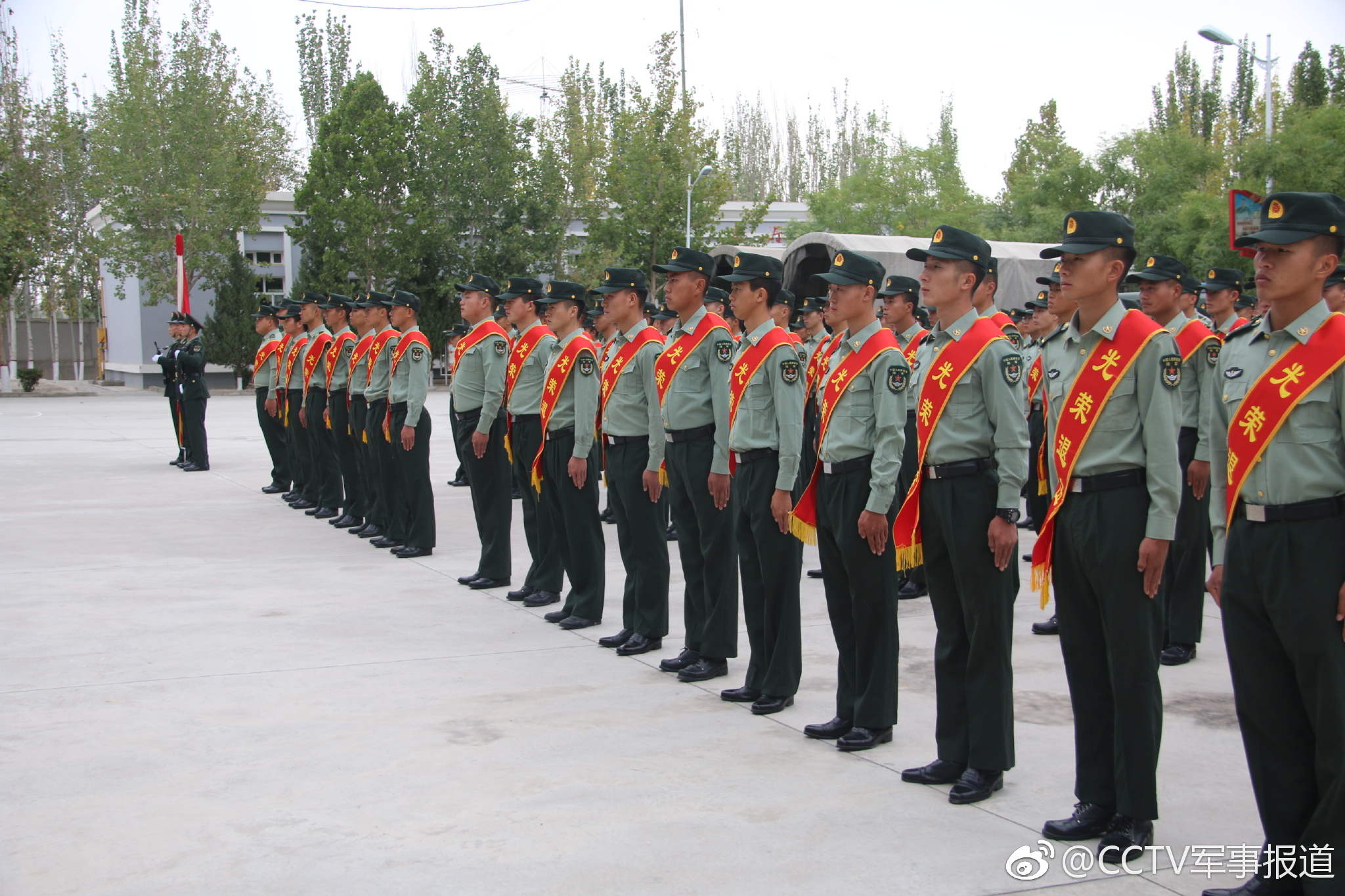 新疆阿克苏军分区某部举行退役老兵向军旗告别仪式