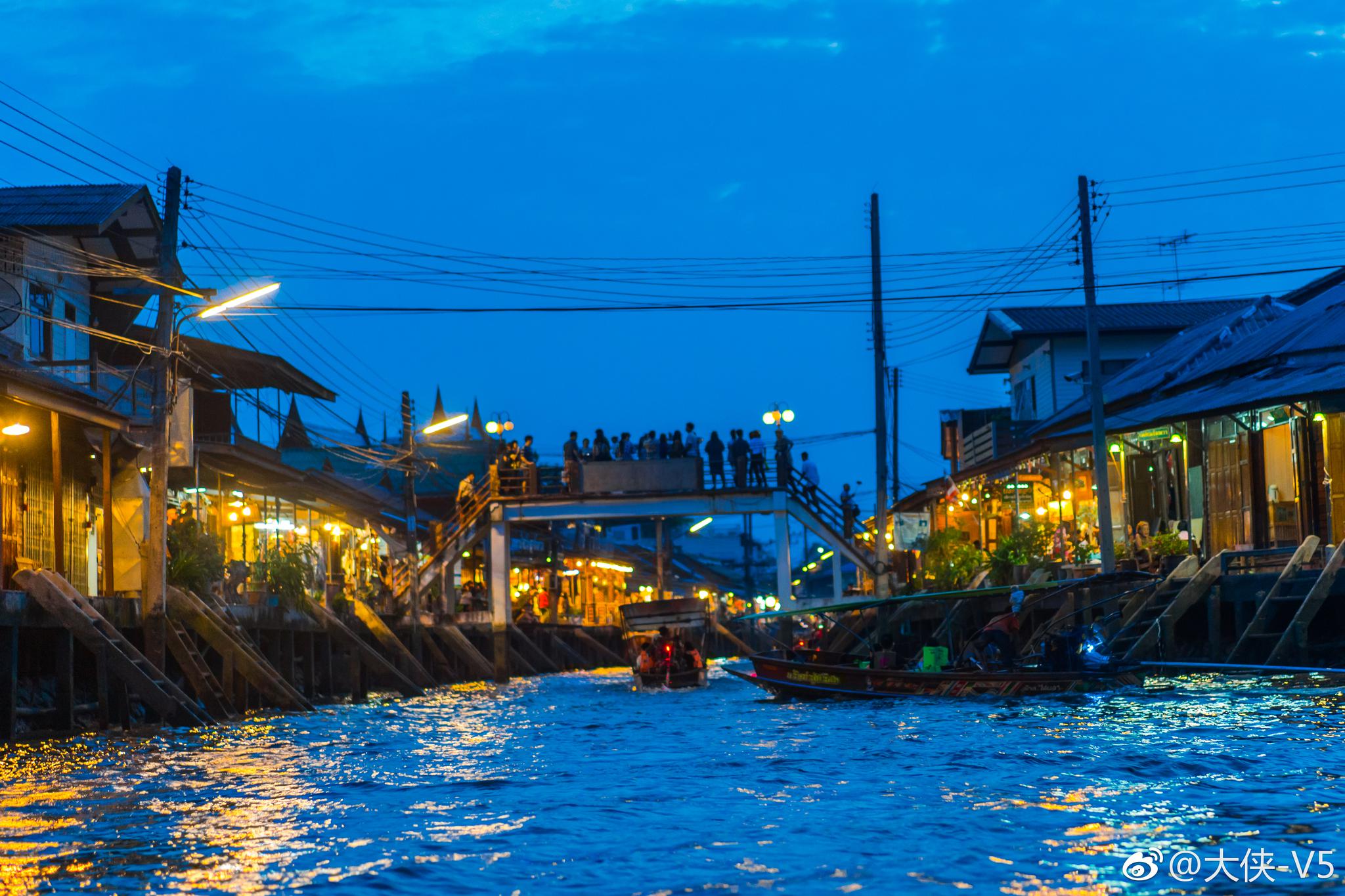 白天的曼谷安帕瓦水上市场人潮涌动,热闹非凡,但是夜幕降临后