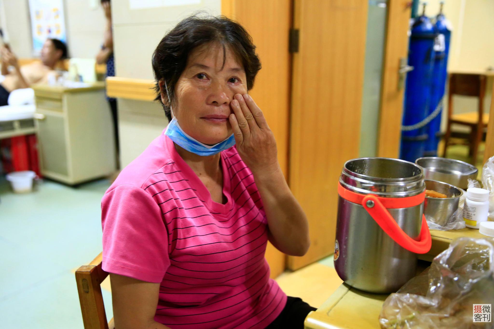 都很同情这个可怜的孩子,眼看着孩子一双水灵灵的大眼睛马上就要失明