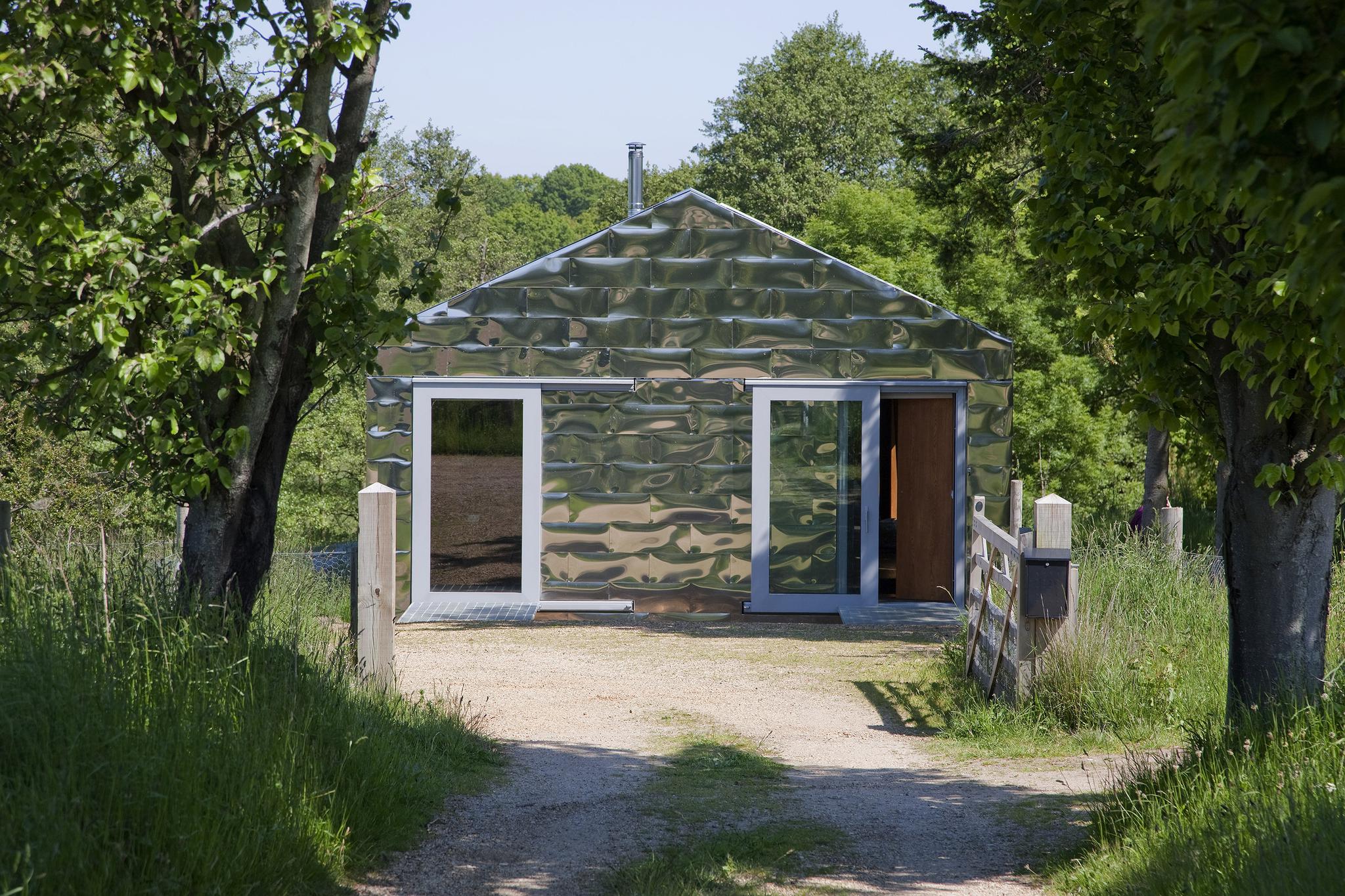 整个房屋的一大半悬浮在空中,这样的度假屋你敢住吗?