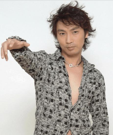 半路出家当歌手,凭《九月九的酒》红遍全国,经商后身家过亿|陈少华