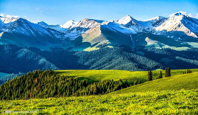 天山是中亚东部地区的一条大山脉,横贯中国新疆的中部,西端伸入哈