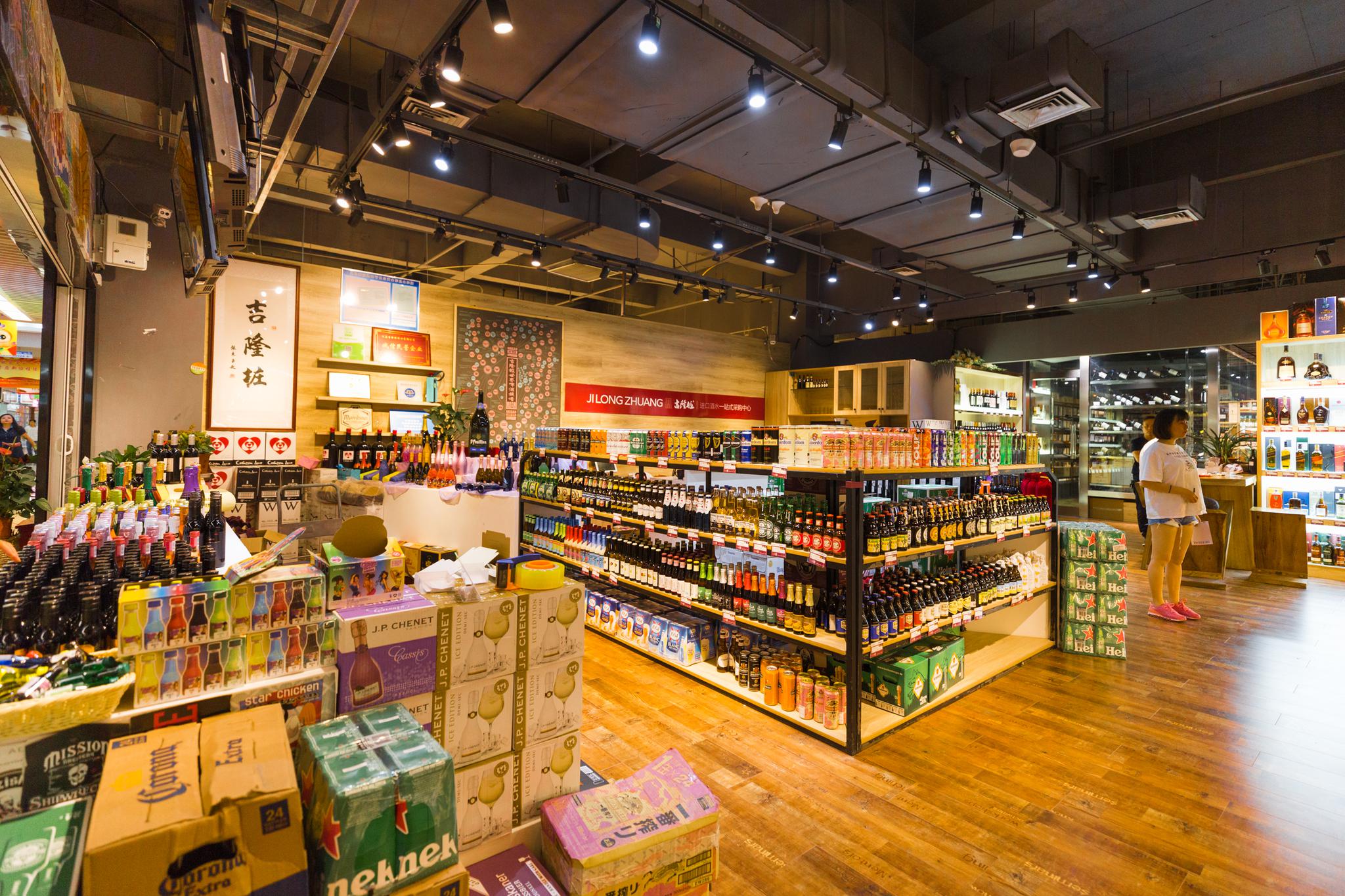 义乌商贸城这些年的变化也蛮大的,以前来的时候店铺都是一格一格