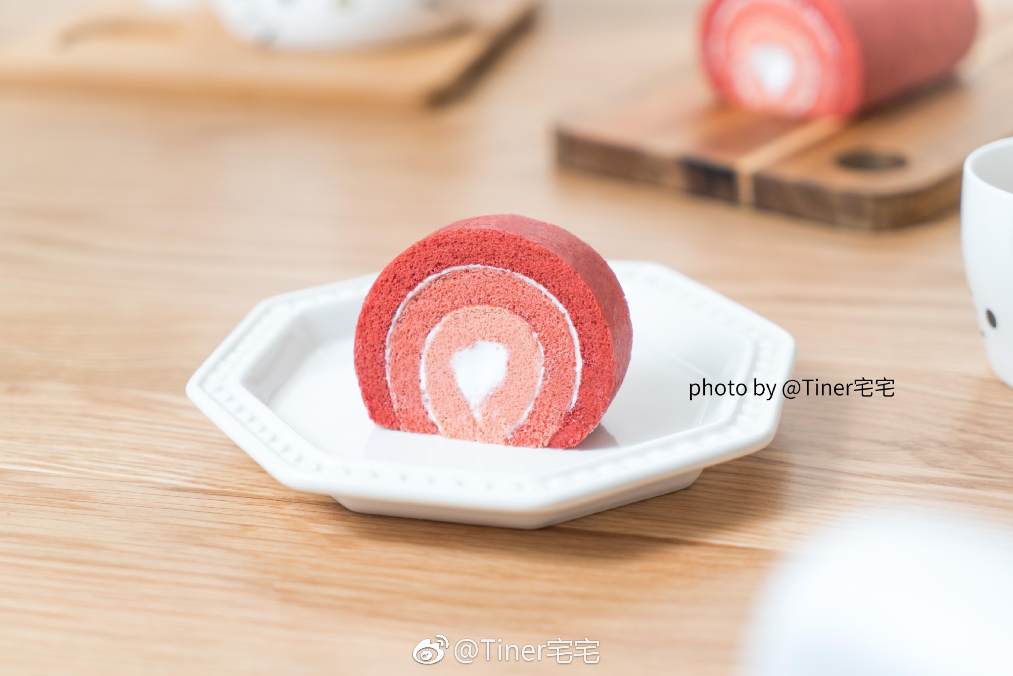 昨天做的粉嫩嫩下午茶～是彩虹形状的粉色渐变蛋糕卷～感觉粉粉的做