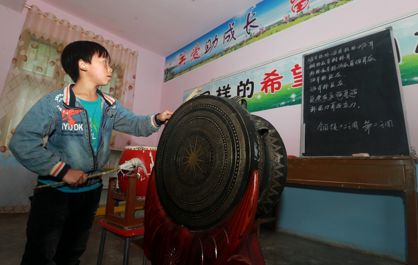 非遗文化进校园:看民间大师如何"拿下"调皮捣蛋的学生