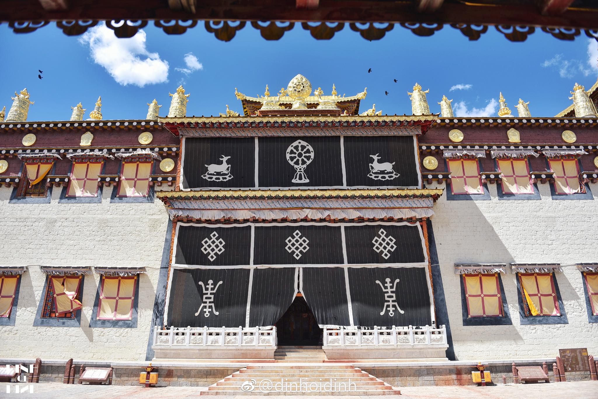 噶丹松赞林寺是云南省规模最大的藏传佛教寺院