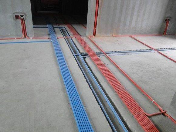 看到电工这样做水电,业主表示不满意,师傅却说虽不好看但很实用