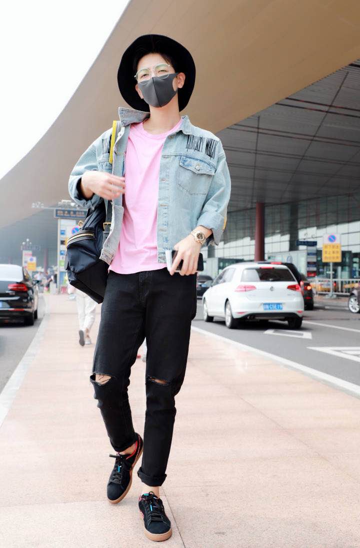 胡夏戴帽子卷裤管变身"渔夫",胸口带花,网友:是夏天的感觉!