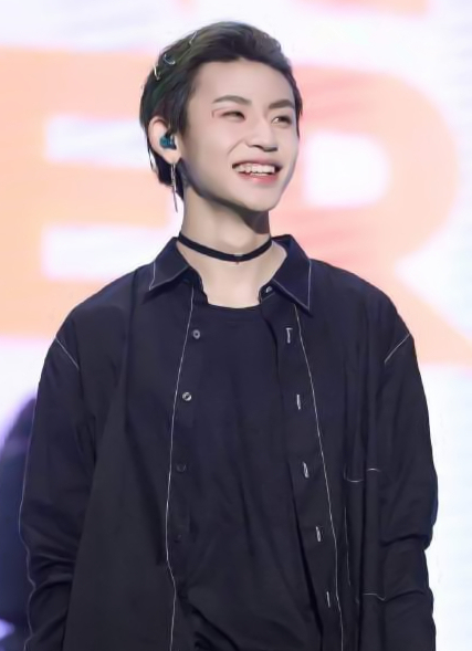 百分九黑衬衫造型:小鬼可爱,尤长靖反差太大让人惊艳!