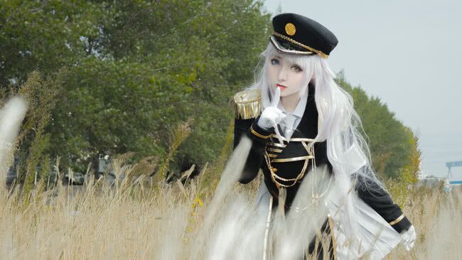 小姐姐军装cosplay躲在墙角唱征服