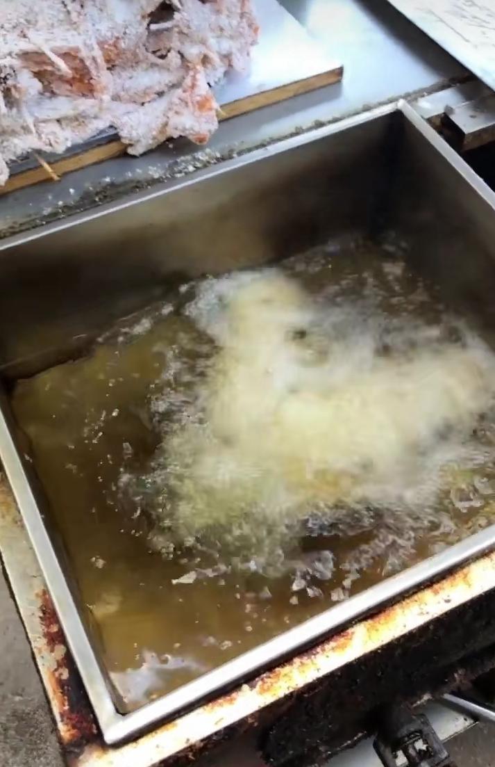 这种油锅,把所有挑选的串串全部扔到锅里面炸就好了,也是非常的方便