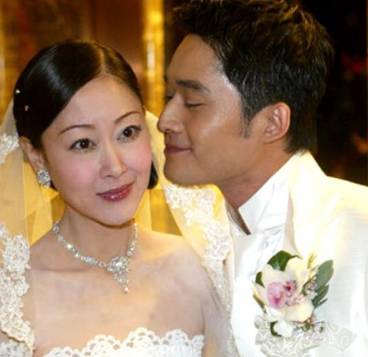 十七八岁时,于佳卉恋上了台湾歌手张克帆,男友比她小2岁.