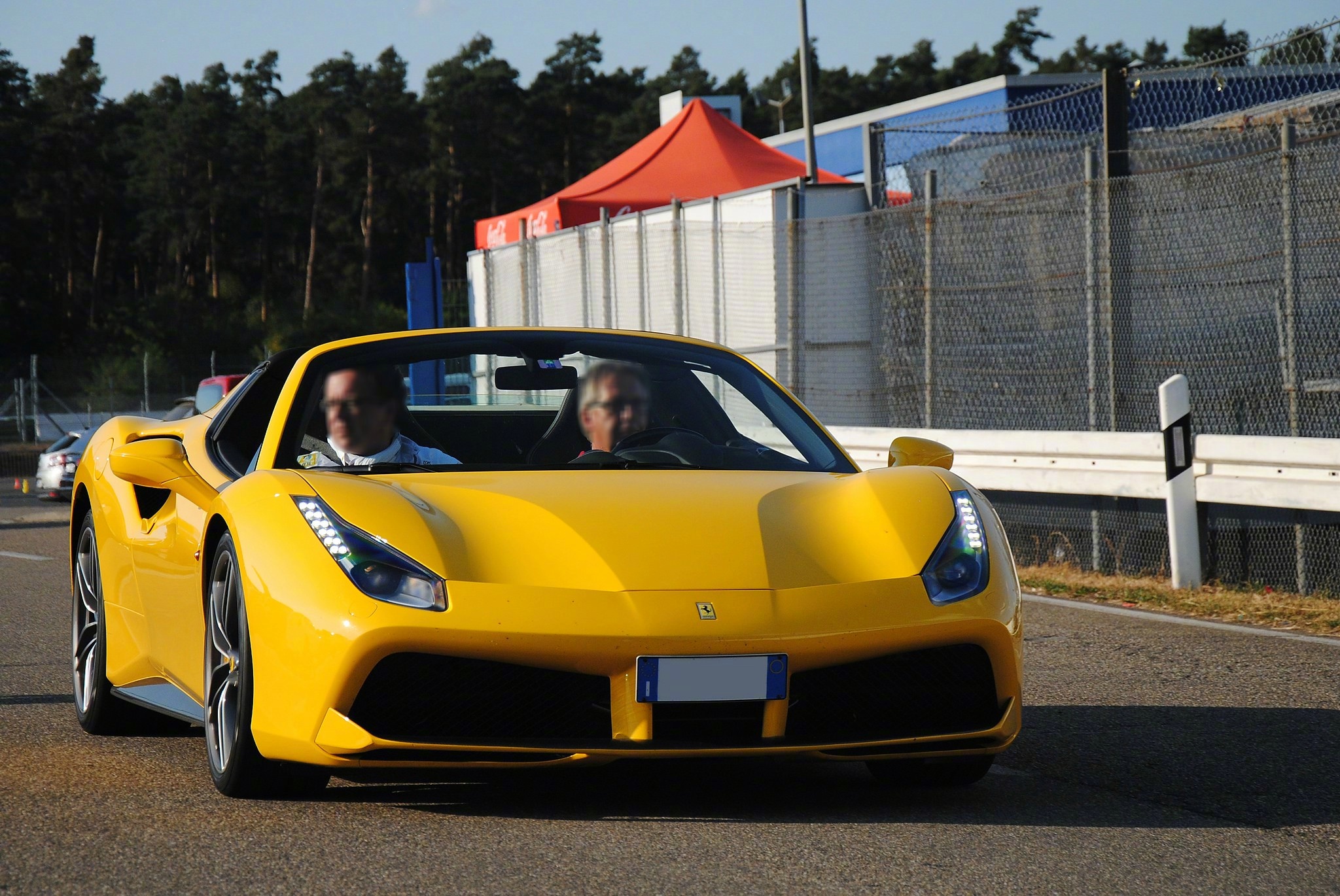 红色毒药兰博基尼veneno roadster & 红色辣马法拉利laferrari .