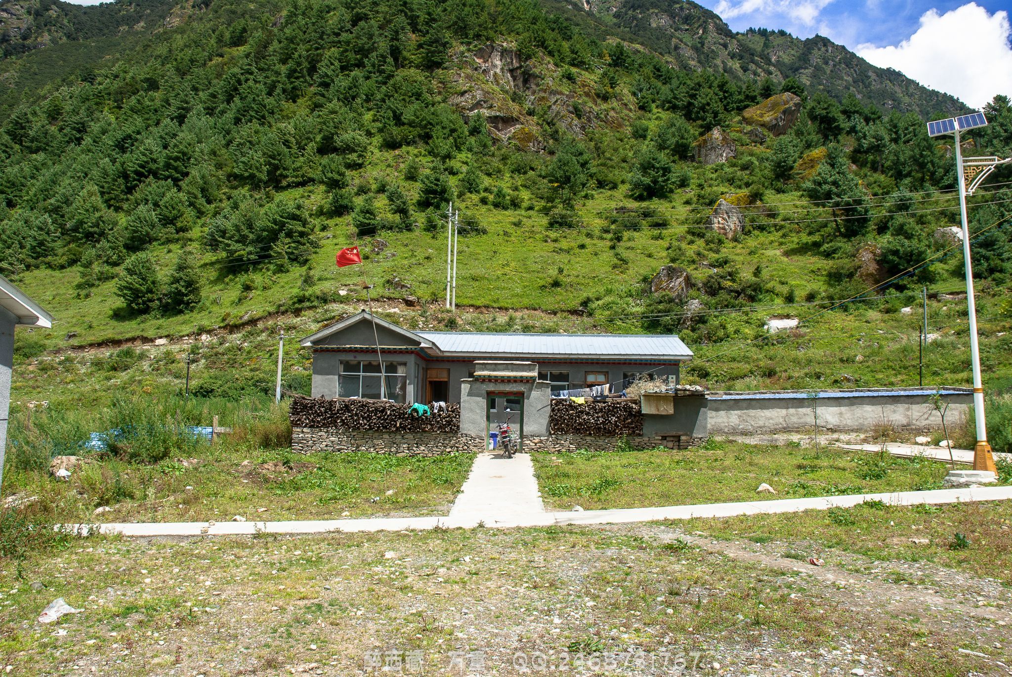 达曼新村位于雪山环绕的西藏日喀则地区吉隆县吉隆镇,距离中尼边境约