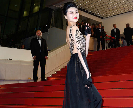 明星都会想要去走红毯前段时间爆出的一组照片被网友吐槽,这就是赵欣