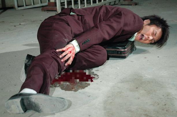 站起来继续和敌人交火,之后去医院包扎之后,身上只有一个弹孔的伤害