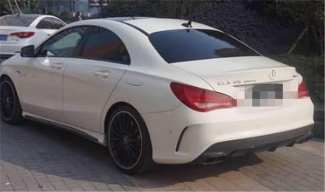 奔驰女司机深夜12点,不系安全带双手比心,网友