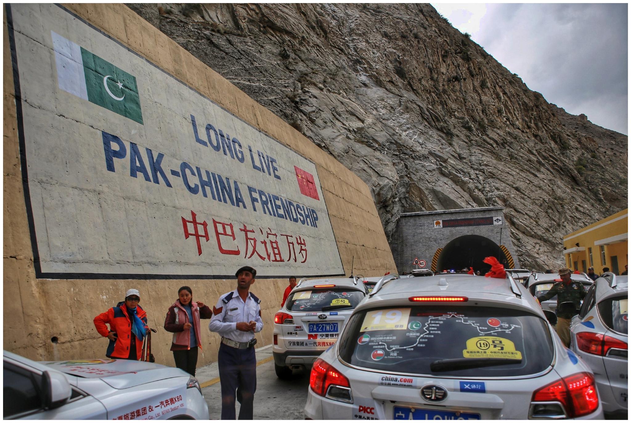 中国游客去巴基斯坦,小店点了个饼,老板默默往里面加鸡肉