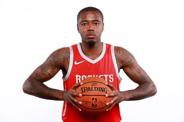 其实现在后卫罗布-格雷,小前锋卡波科洛,大前锋加里-克拉克才是火箭队