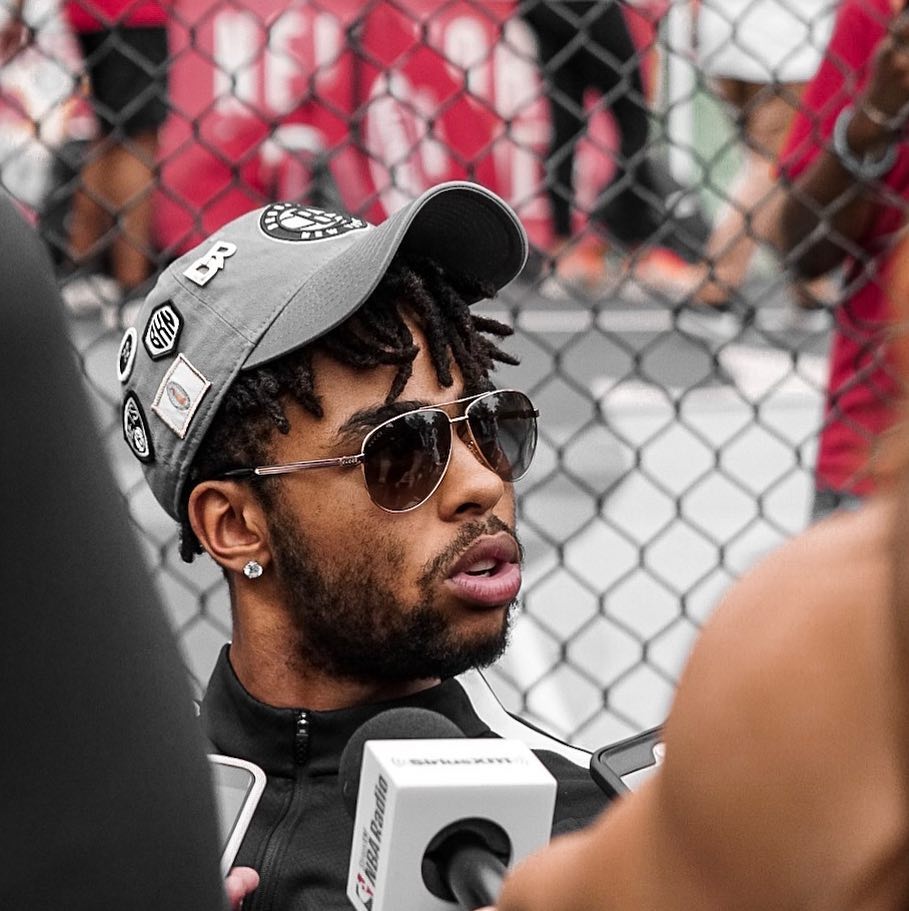 拉塞尔社交媒体晒照