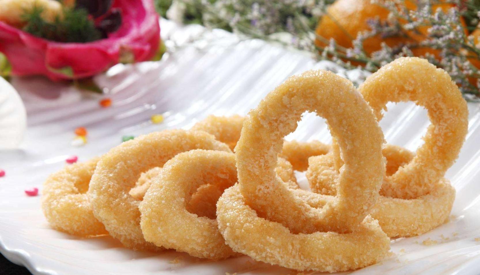 3,鱿鱼圈 鱿鱼圈通常是用面包糠抱起来油炸的,色泽金黄,炸完之后搭配