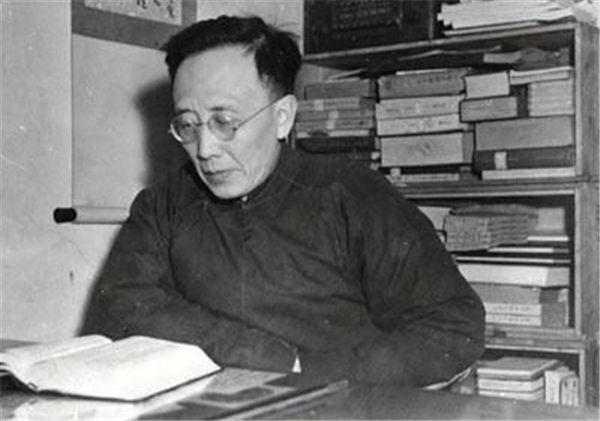 这个年轻的小伙子就是后来的大文豪郭沫若,相比于一些名家的下联