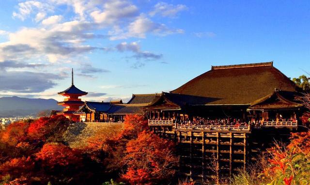 在京都地区,最先见到红叶的,应该算是高雄山神护寺和锹山神社了.