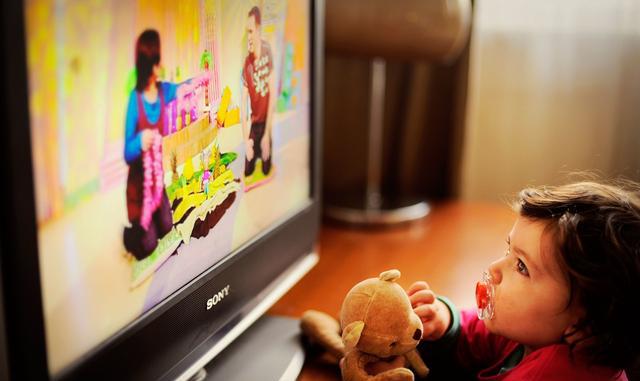 孩子痴迷于"看电视"不可自拔,都是因为父母懒得做这些事
