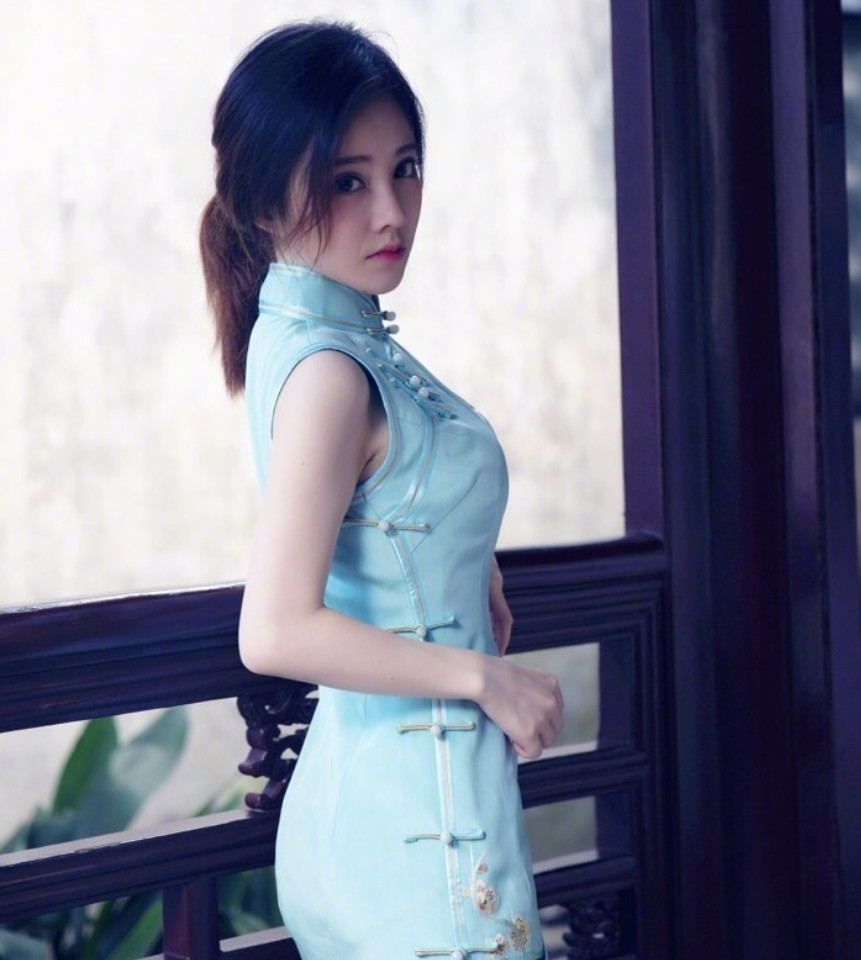 相比于脸,冯提莫的上围更能让网友刷礼物,看她穿旗袍你就知道了