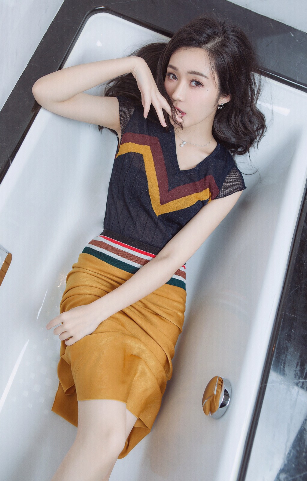 汤晶媚生日曝光写真 玩转浴室一角夏日送清凉