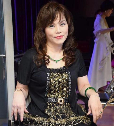 她19岁成名,23岁竟坐轮椅,婚姻也被亲妈所毁,让人感到心痛