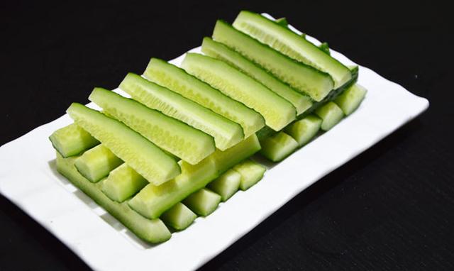 黄瓜条这个就是平时我们生吃的黄瓜,特别是吃火锅的必点,爽口解辣的好