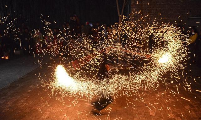 摄影:你绝没见过,东长村的火流星引爆了浚县的夜晚