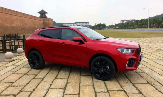 wey vv5游古城,网友:红色外观确实很妖娆!