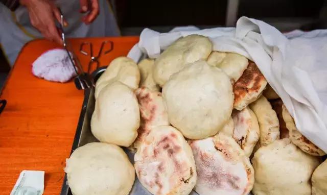 正文               热干面的隔壁,是一家卖汽水馍的小店,这家店也开