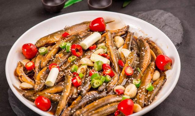 干煸泥鳅材料: 活泥鳅250克 姜 蒜 辣椒 油 盐 适量干煸泥鳅的做法:1