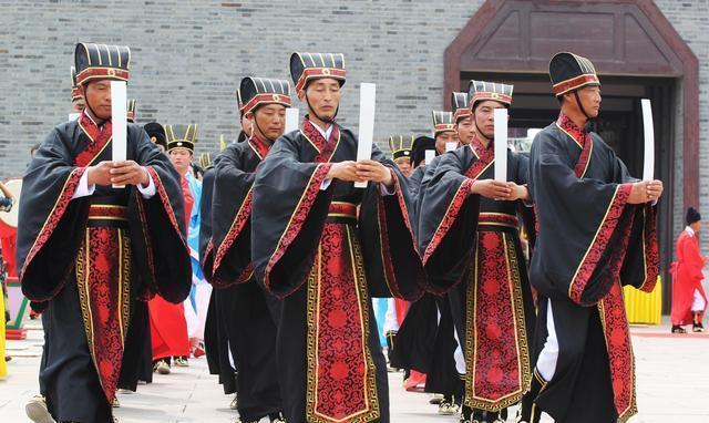 大臣当面给皇上提建议,一着急把皇上龙袍扯断了,居然没被杀头